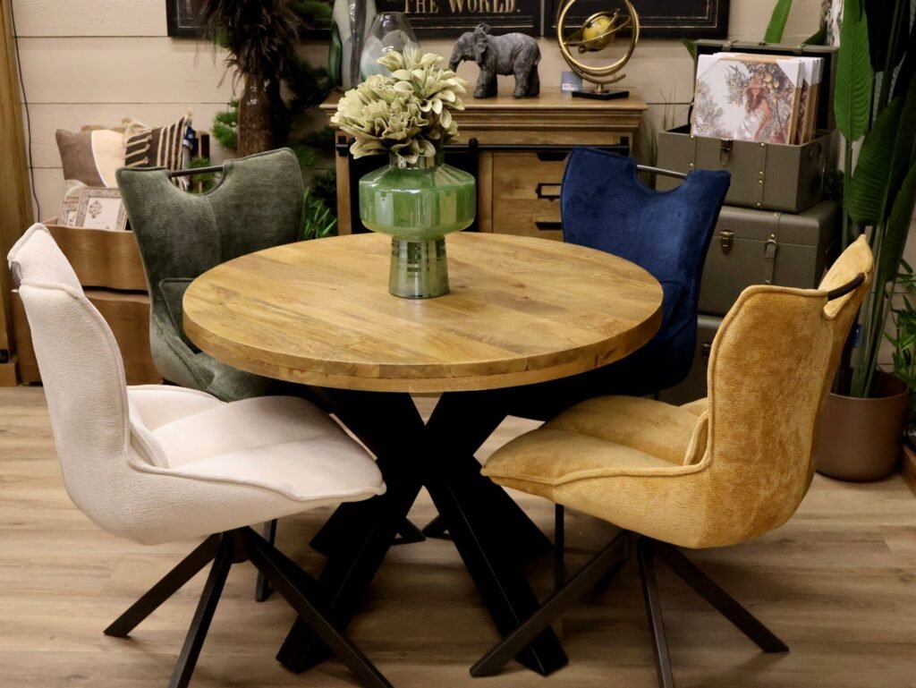 Table ronde en manguier massif et chaises colorées — showroom ART MOBILIER