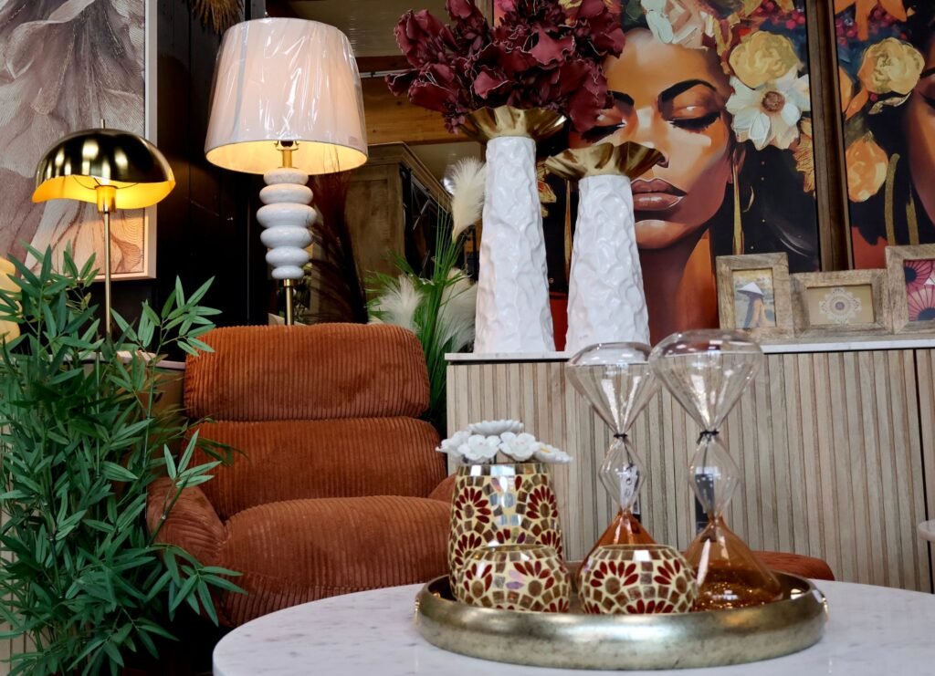 Luminaires, vases et fauteuil côtelé — espace décoration ART MOBILIER