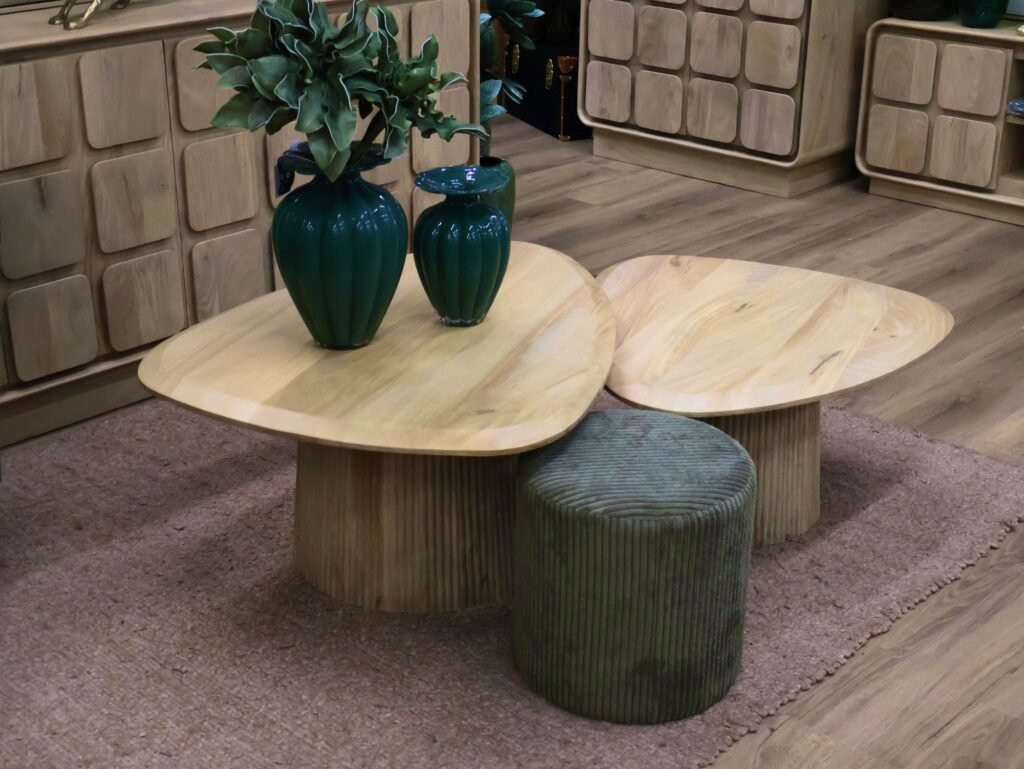 Tables basses gigognes en bois clair et pouf velours — showroom ART MOBILIER