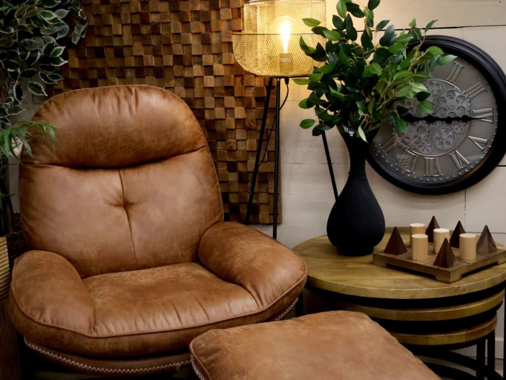 Fauteuil en cuir, lampadaire et horloge murale — showroom ART MOBILIER