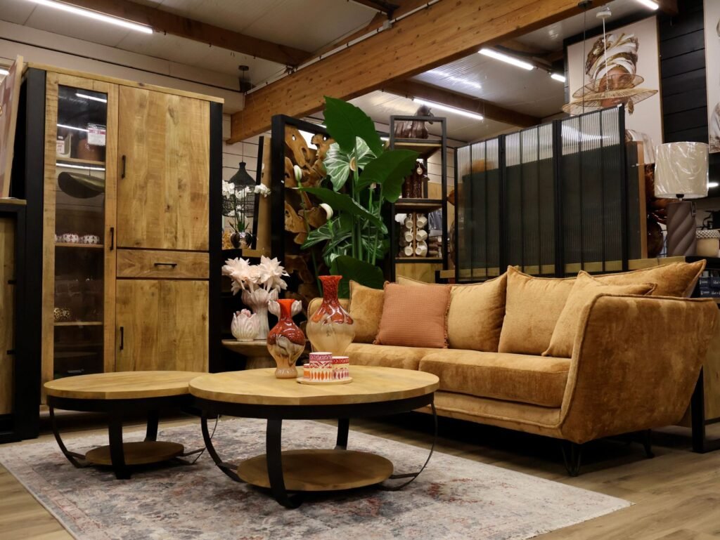 Canapé moutarde, vitrine et tables basses rondes — showroom ART MOBILIER