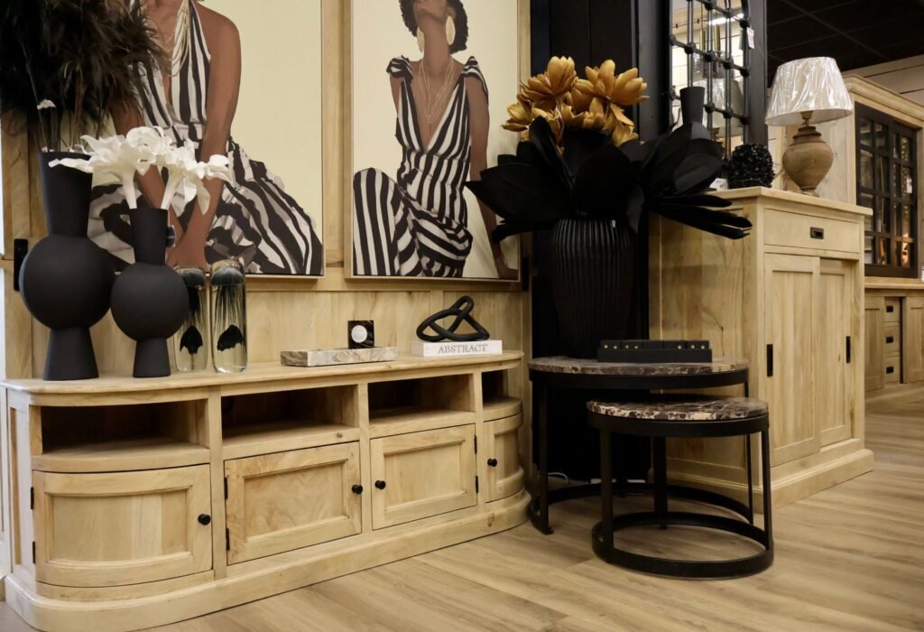 Buffet arrondi en manguier clair et tables d'appoint marbre — showroom ART MOBILIER