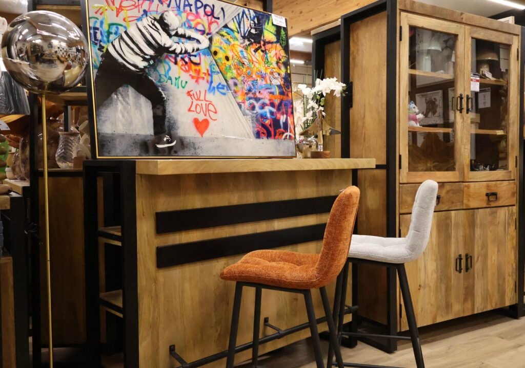 Bar en manguier massif et tabourets — showroom ART MOBILIER
