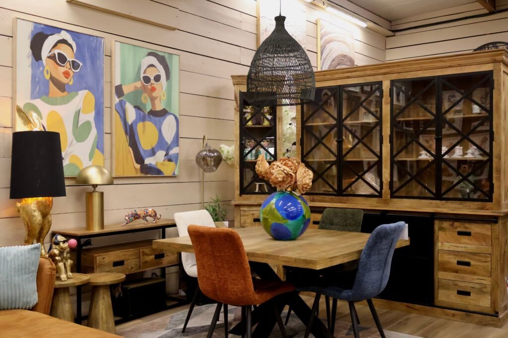 Salle à manger : table, vitrine et tableaux — showroom ART MOBILIER