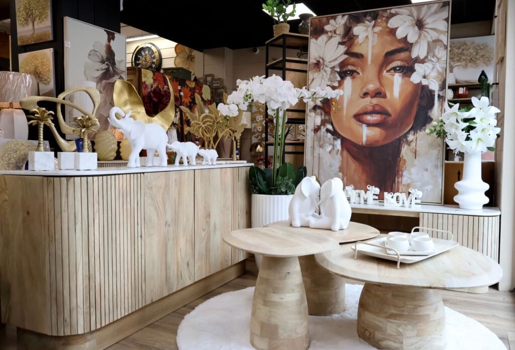 Vases, objets déco et tables basses en bois clair — showroom ART MOBILIER