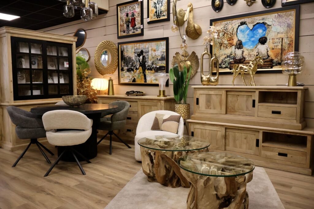 Vitrine, table ronde et tables basses en racine de teck — showroom ART MOBILIER