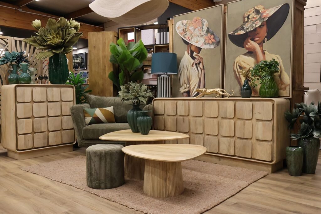 Buffet à façade damier et tables basses rondes — showroom ART MOBILIER